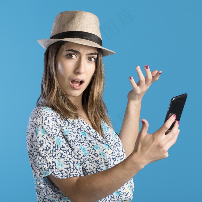 一个拿着电话的惊讶女人