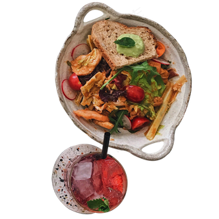 一份蔬菜沙拉和饮品免抠图