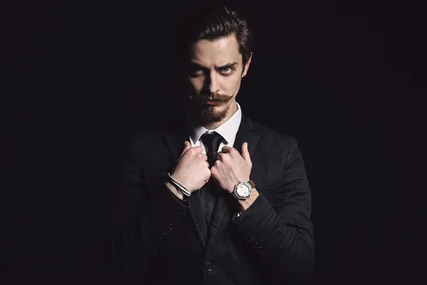 一位优雅的年轻时尚男士的照片