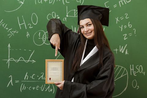 学生指着文凭的画像