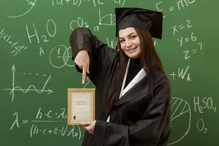 学生指着文凭的画像