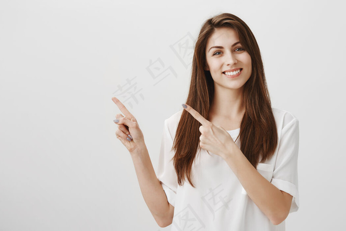 高兴的美女指着左上角，笑眯眯地看着推荐产品