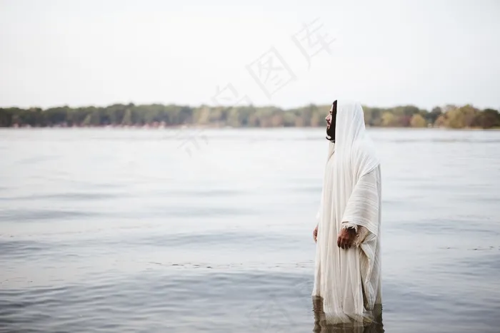 圣经场景-耶稣基督站在水里，背景模糊