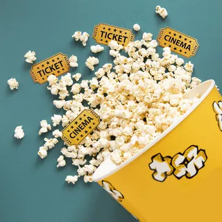 装满爆米花和电影票的桶