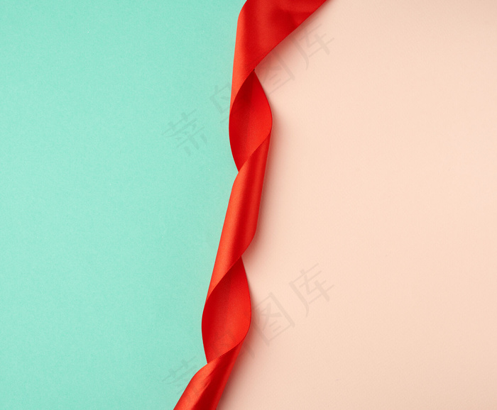 绿色米色背景上的红色丝带