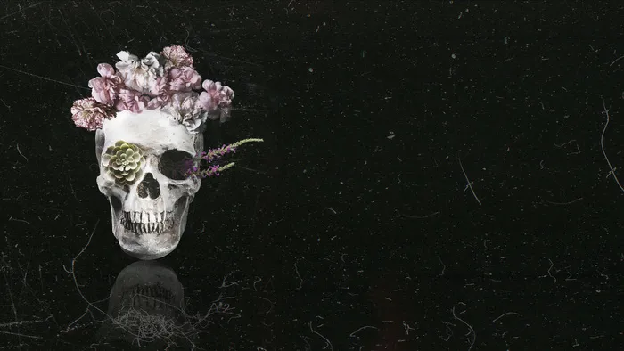 美丽的花骷髅头与黑色复制空间背景