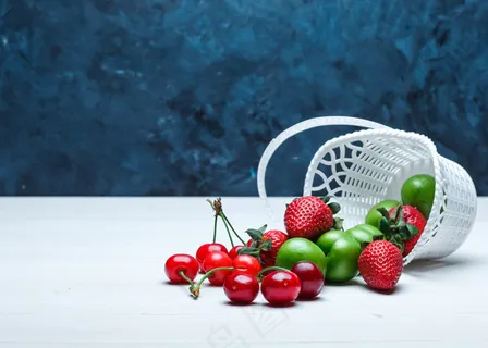 篮子里散落着草莓和绿李子的樱桃