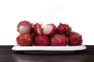 放在盘子里的红毛丹