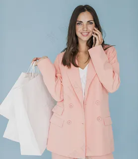 黑发女人拿着智能手机看着摄像机