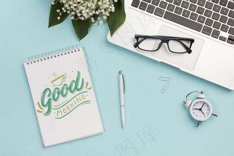 笔记本电脑顶部的俯视眼镜