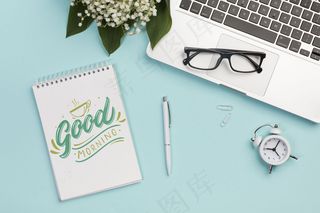 笔记本电脑顶部的俯视眼镜