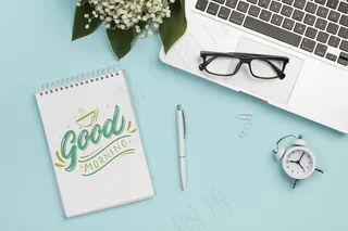 笔记本电脑顶部的俯视眼镜