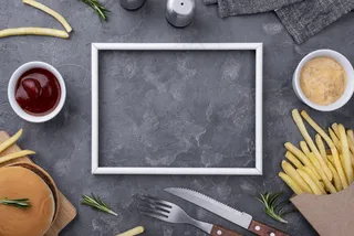 汉堡和薯条旁边的架子