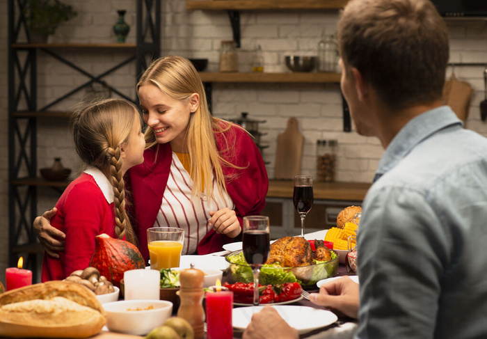 母女俩在厨房里很开心