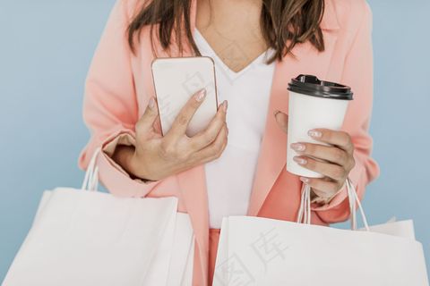 蓝色背景上有咖啡和智能手机的女士