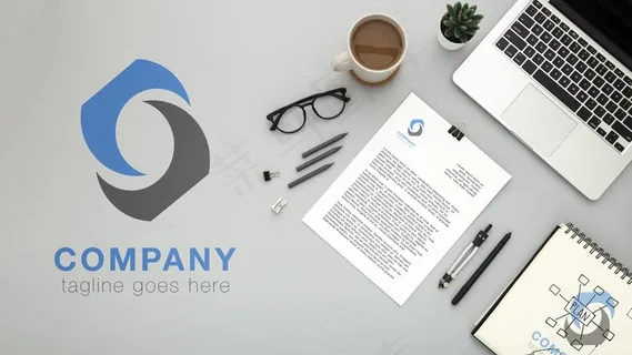 带笔记本电脑的桌面俯视图