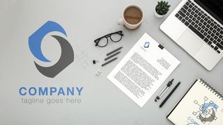 带笔记本电脑的桌面俯视图