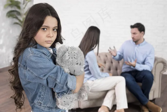 悲伤女孩抱着泰迪熊的画像