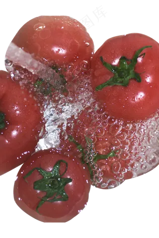 几个水中的西红柿番茄