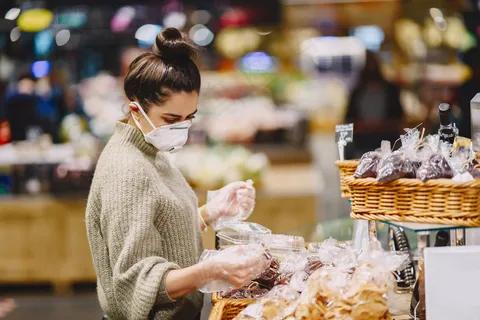 超市里戴着防护面具的女人 超市里戴着防护面具的女人