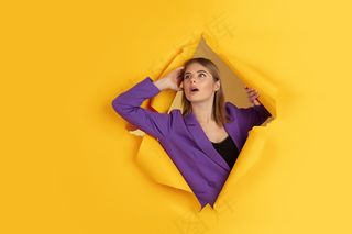 白种青年妇女的画像，黄色，情感和表现力