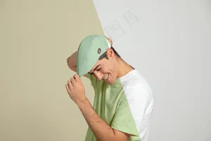 男人摸帽子的侧视图