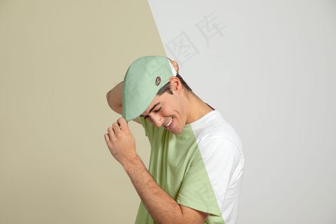 男人摸帽子的侧视图 男人摸帽子的侧视图
