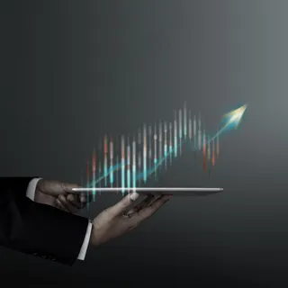 技术、高利润、股票市场、业务增长、战略规划理念。商家在数字平板电脑上展示图表信息