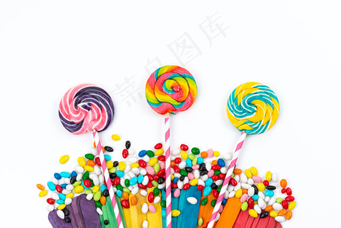 顶视图彩色棒棒糖和糖果在白色，彩色彩虹糖