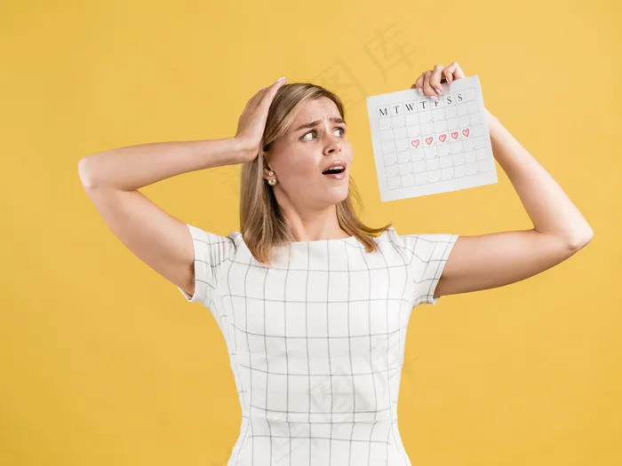 女人害怕地看着她的月经日历