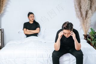 一个相爱的女人生气了就坐在床上。