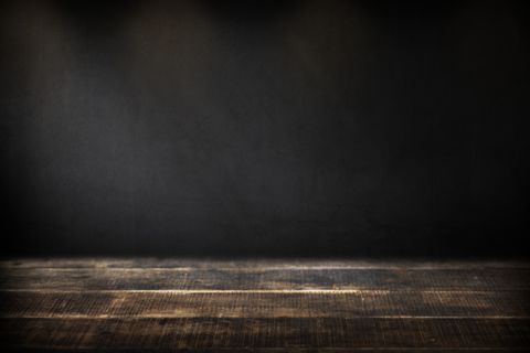 具有黑板背景的质朴木板