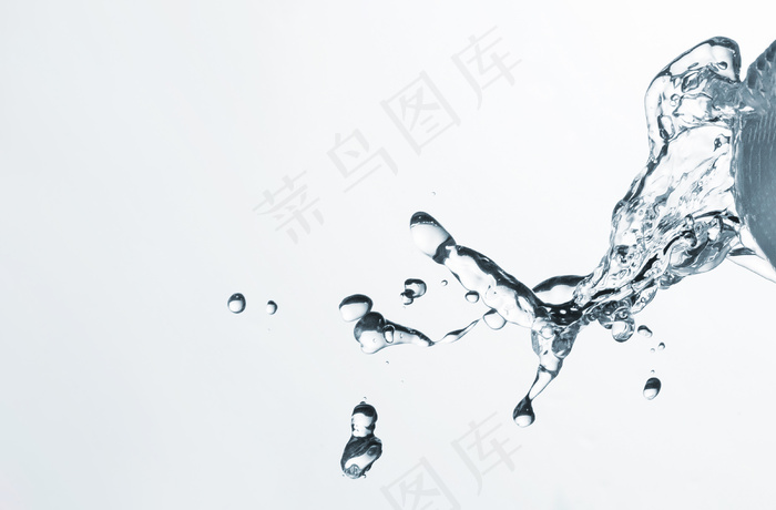 清水溅在浅色背景上