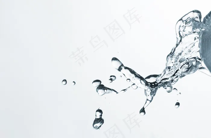 清水溅在浅色背景上
