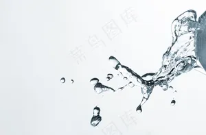 清水溅在浅色背景上