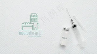 带小瓶排列的注射器俯视图