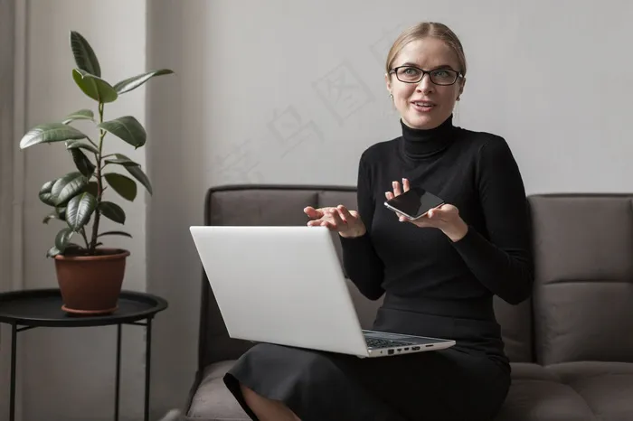 低角度女士，带笔记本电脑和手机