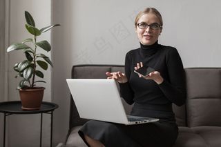 低角度女士，带笔记本电脑和手机