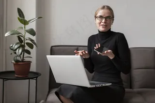 低角度女士，带笔记本电脑和手机