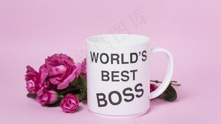 粉红色背景的老板节产品组合正面图