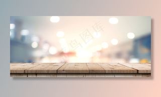 以木制桌子为背景的百货公司的抽象模糊图像