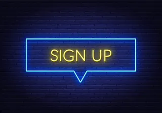 在砖块背景上注册霓虹灯。