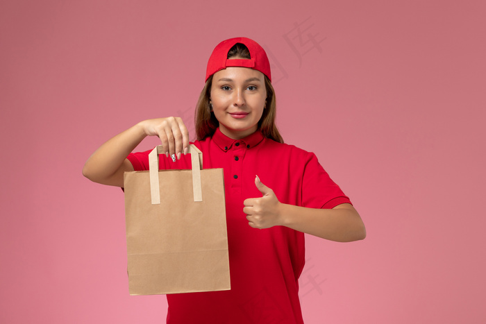 正面图身着红色制服和披风的女快递员手持快递食品包裹，背景为粉色制服快递工作服