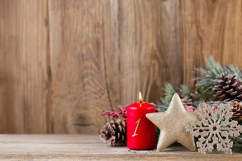 圣诞贺卡。木质背景上的节日装饰。新年概念。复制空间。平躺。俯视图。