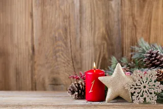 圣诞贺卡。木质背景上的节日装饰。新年概念。复制空间。平躺。俯视图。