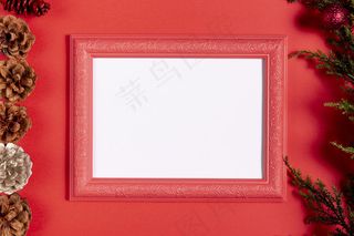 红色桌上有空白的复古框架