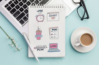 带日常任务和咖啡的俯视笔记本