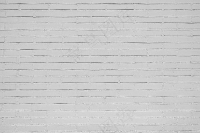 背景是白色的大砖墙