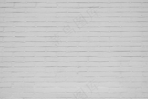 背景是白色的大砖墙