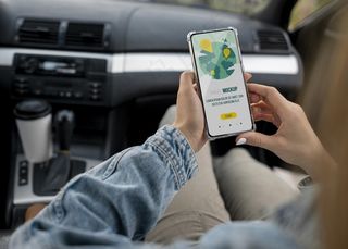 手持模拟智能手机的旅行者